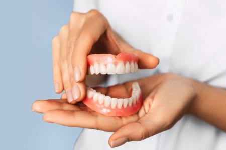Protezuotų dantų priežiūros rekomendacijos